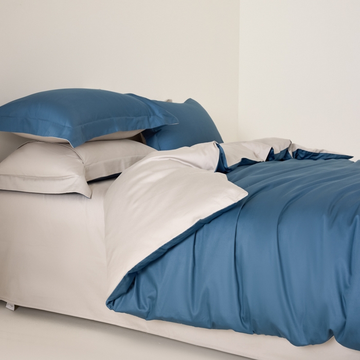 91家纺网 家纺一手货源 找家纺 丞音家纺 2025新款A类纯色高档礼盒包装双股高支蜜贡缎100s长绒棉四件套纯棉被套床单 洛克-宾利蓝拼灰