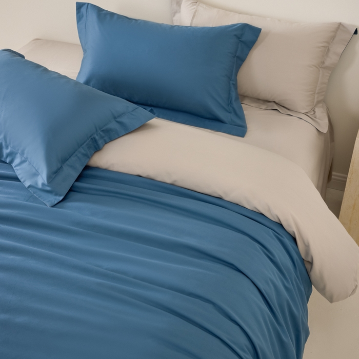 91家纺网 家纺一手货源 找家纺 丞音家纺 2025新款A类纯色高档礼盒包装双股高支蜜贡缎100s长绒棉四件套纯棉被套床单 洛克-宾利蓝拼灰