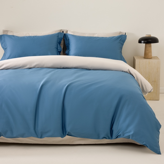 91家纺网 家纺一手货源 找家纺 丞音家纺 2025新款A类纯色高档礼盒包装双股高支蜜贡缎100s长绒棉四件套纯棉被套床单 洛克-宾利蓝拼灰