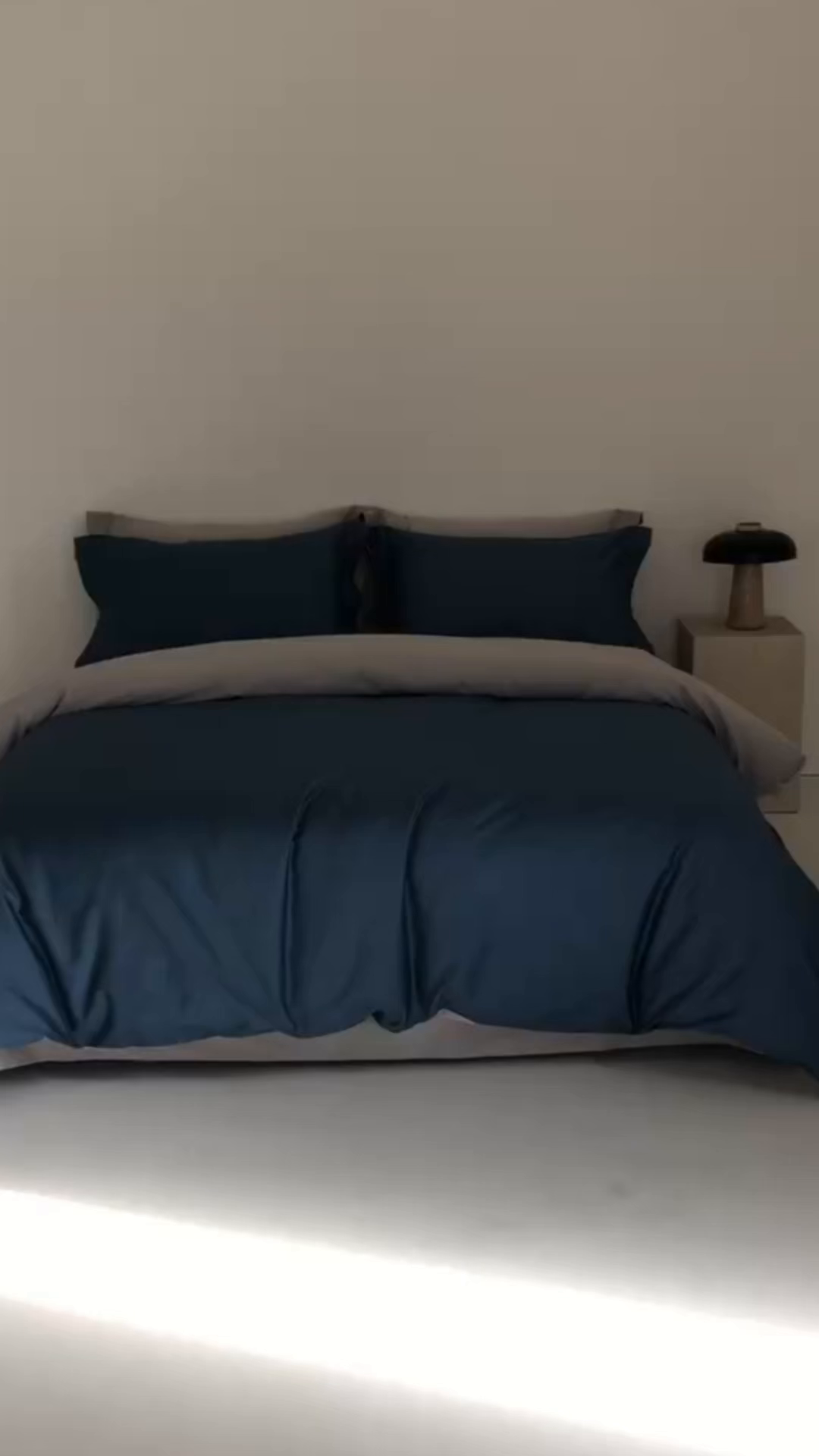 91家纺网 家纺一手货源 找家纺 丞音家纺 2025新款A类纯色高档礼盒包装双股高支蜜贡缎100s长绒棉四件套纯棉被套床单 洛克-宾利蓝拼灰