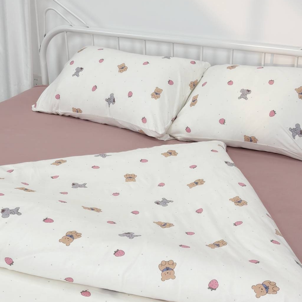 91家纺网 家纺一手货源 找家纺 梦可莱家居 2025春夏新款全棉纯棉针织棉印花四件套 白底草莓熊