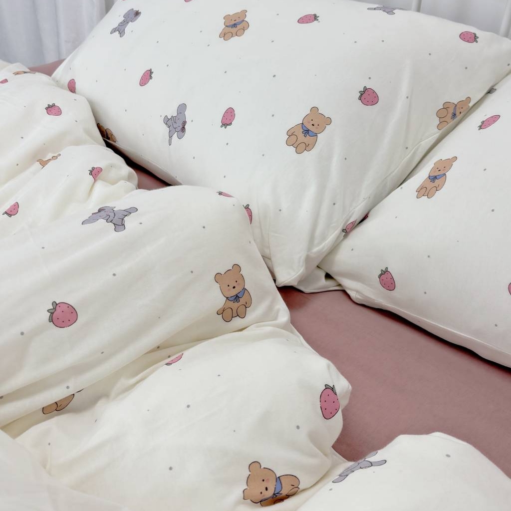 91家纺网 家纺一手货源 找家纺 梦可莱家居 2025春夏新款全棉纯棉针织棉印花四件套 白底草莓熊