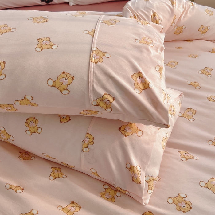 91家纺网 家纺一手货源 找家纺 梦可莱家居 2025春夏新款全棉纯棉针织棉印花四件套 粉底蝴蝶小熊