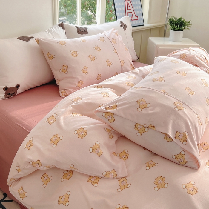 91家纺网 家纺一手货源 找家纺 梦可莱家居 2025春夏新款全棉纯棉针织棉印花四件套 粉底蝴蝶小熊