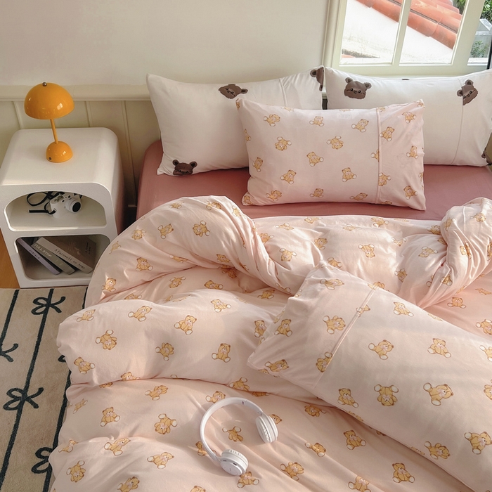 91家纺网 家纺一手货源 找家纺 梦可莱家居 2025春夏新款全棉纯棉针织棉印花四件套 粉底蝴蝶小熊