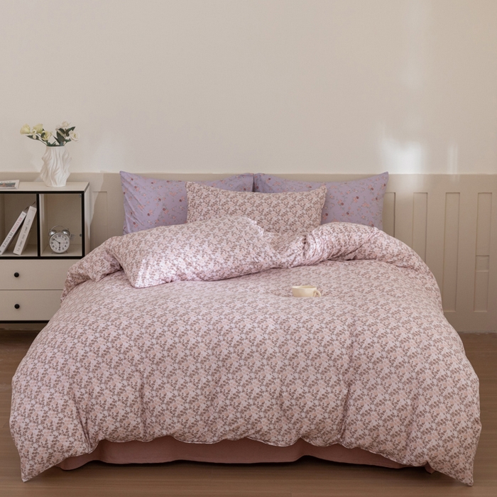 91家纺网 家纺一手货源 找家纺 梦可莱家居 2025春夏新款全棉纯棉针织棉印花四件套 粉底小苔花