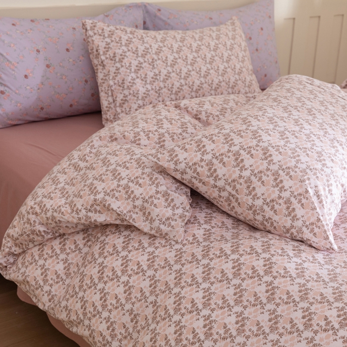 91家纺网 家纺一手货源 找家纺 梦可莱家居 2025春夏新款全棉纯棉针织棉印花四件套 粉底小苔花