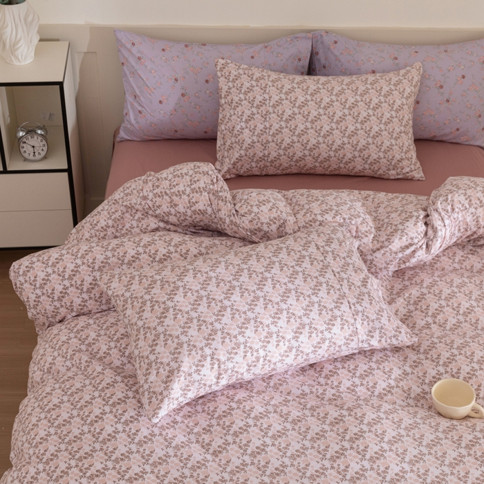 91家纺网 家纺一手货源 找家纺 梦可莱家居 2025春夏新款全棉纯棉针织棉印花四件套 粉底小苔花