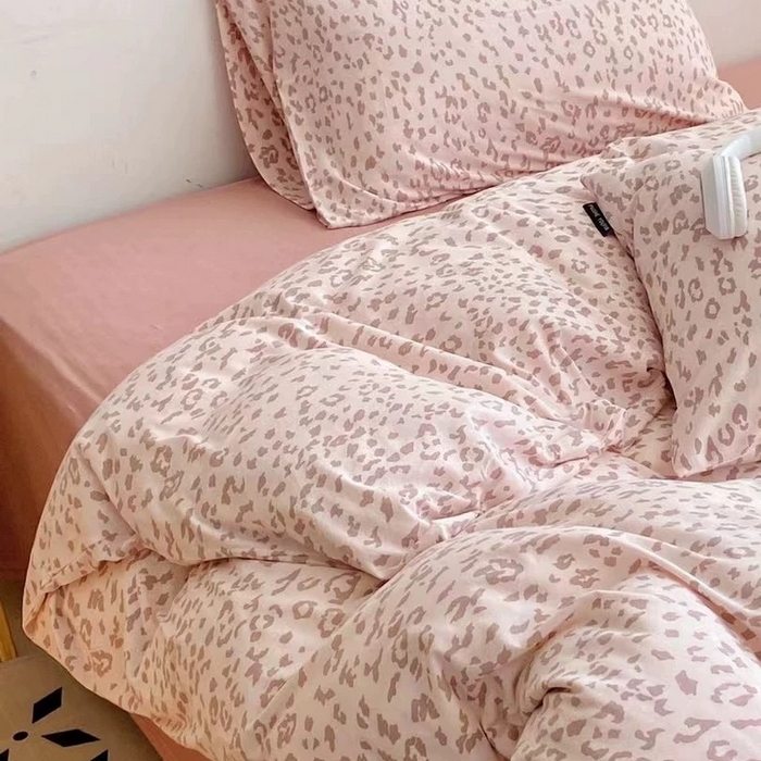 91家纺网 家纺一手货源 找家纺 梦可莱家居 2025春夏新款全棉纯棉针织棉印花四件套 粉咖云纹