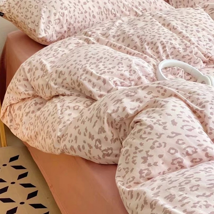 91家纺网 家纺一手货源 找家纺 梦可莱家居 2025春夏新款全棉纯棉针织棉印花四件套 粉咖云纹