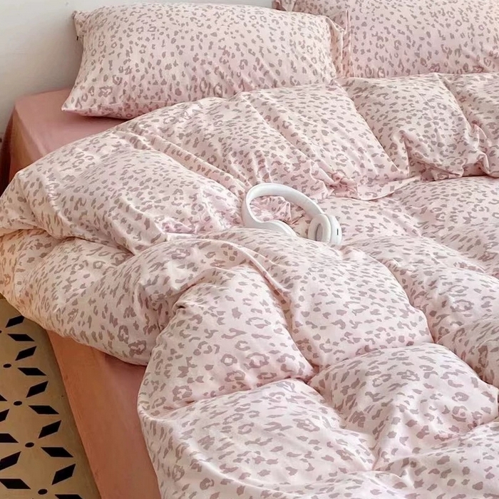 91家纺网 家纺一手货源 找家纺 梦可莱家居 2025春夏新款全棉纯棉针织棉印花四件套 粉咖云纹