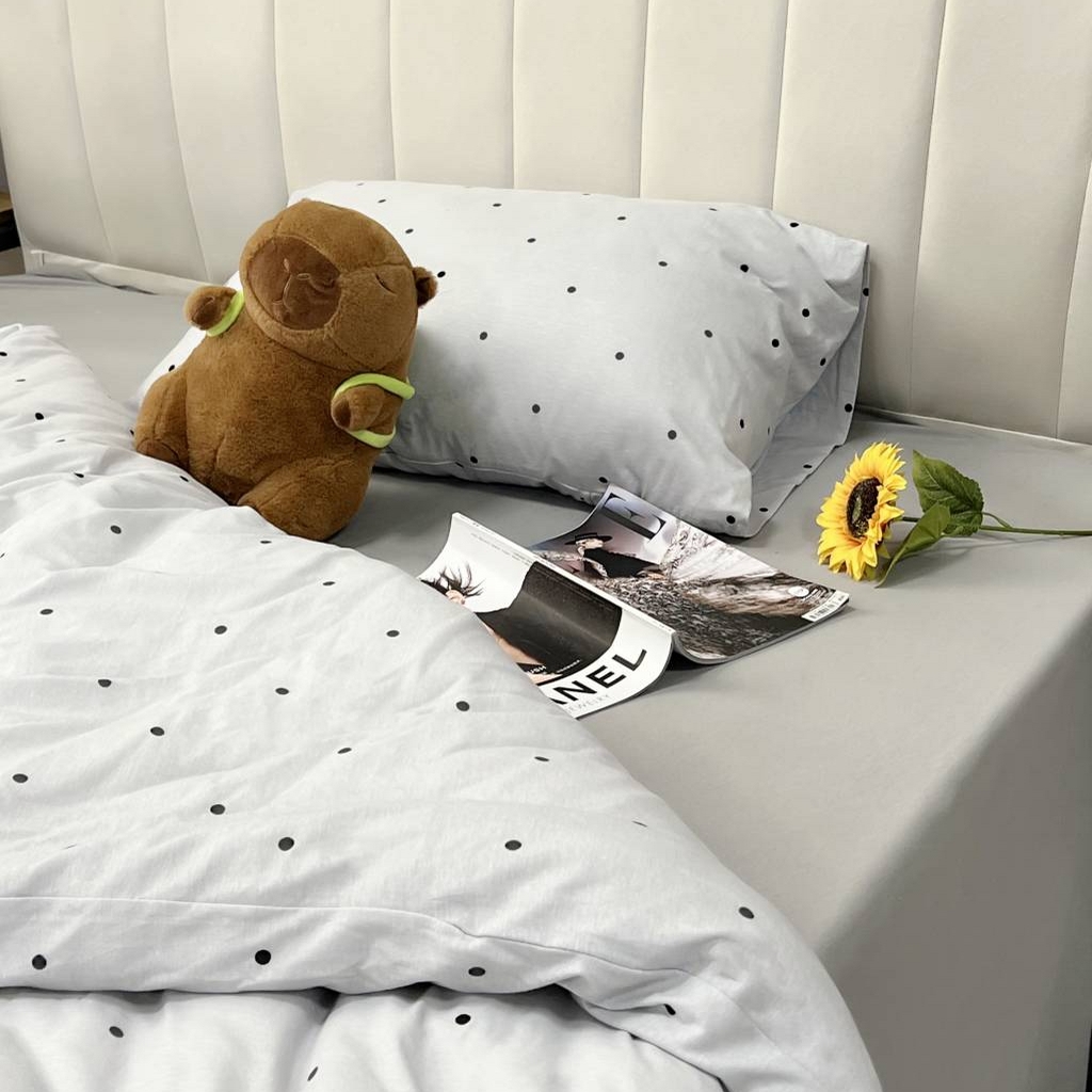 91家纺网 家纺一手货源 找家纺 梦可莱家居 2025春夏新款全棉纯棉针织棉印花四件套 灰底圆点