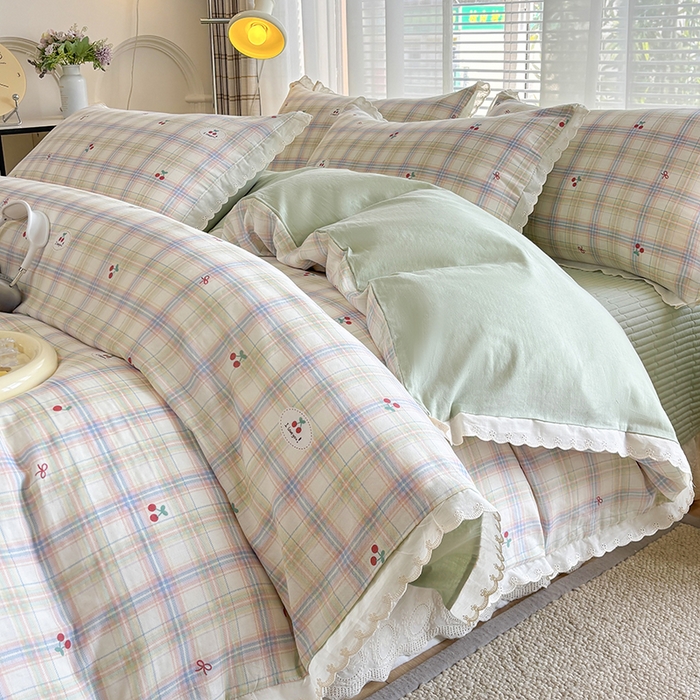 91家纺网 家纺一手货源 找家纺 金艾草2026新款床盖款A类纯棉双层纱花边四件套 樱桃格子