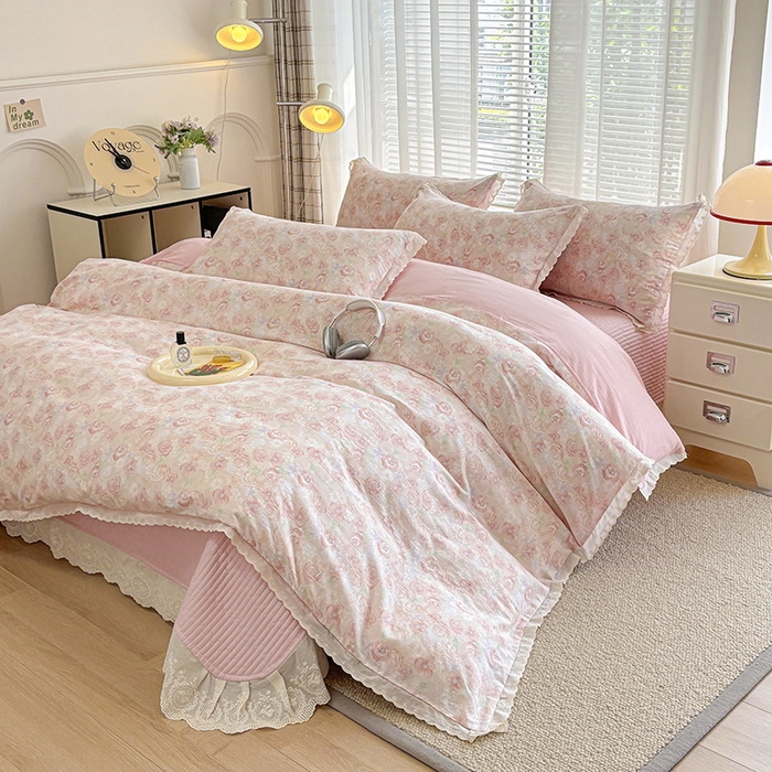 91家纺网 家纺一手货源 找家纺 金艾草2026新款床盖款A类纯棉双层纱花边四件套 清桃粉色