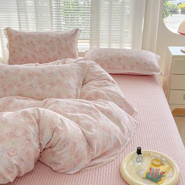 91家纺网 家纺一手货源 找家纺 金艾草2026新款床盖款A类纯棉双层纱花边四件套 清桃粉色