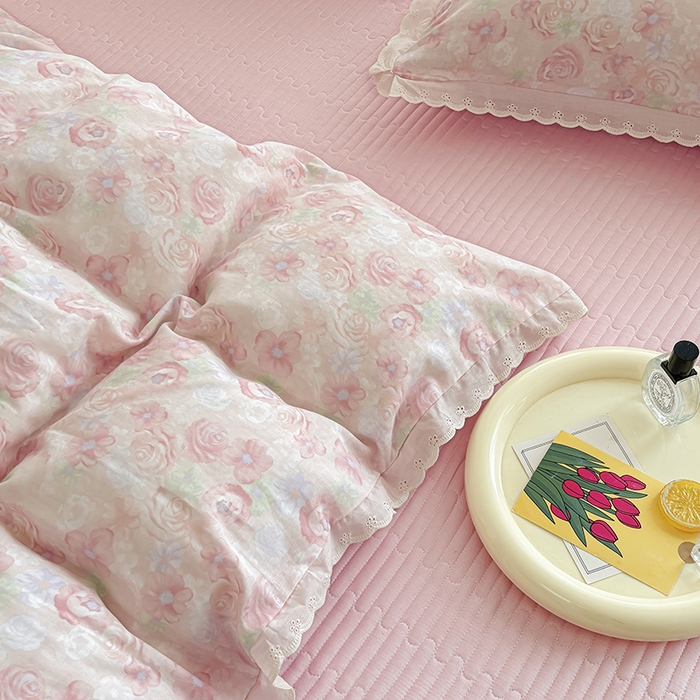 91家纺网 家纺一手货源 找家纺 金艾草2026新款床盖款A类纯棉双层纱花边四件套 清桃粉色