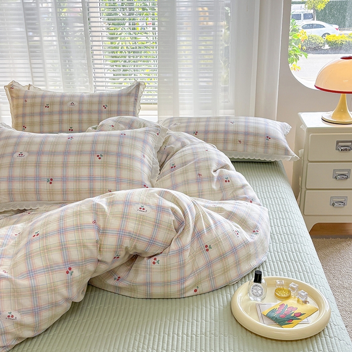 91家纺网 家纺一手货源 找家纺 金艾草2026新款床盖款A类纯棉双层纱花边四件套 樱桃格子