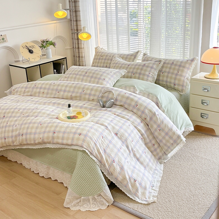 91家纺网 家纺一手货源 找家纺 金艾草2026新款床盖款A类纯棉双层纱花边四件套 樱桃格子