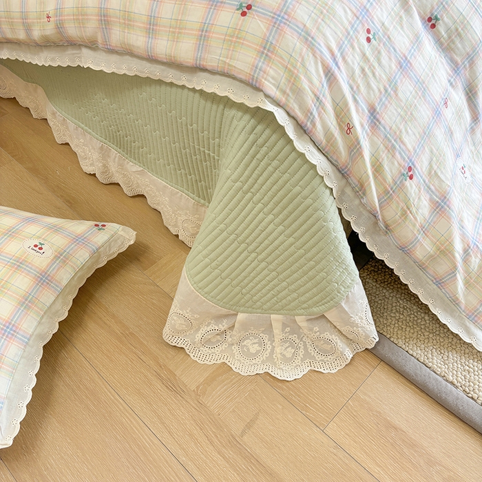 91家纺网 家纺一手货源 找家纺 金艾草2026新款床盖款A类纯棉双层纱花边四件套 樱桃格子