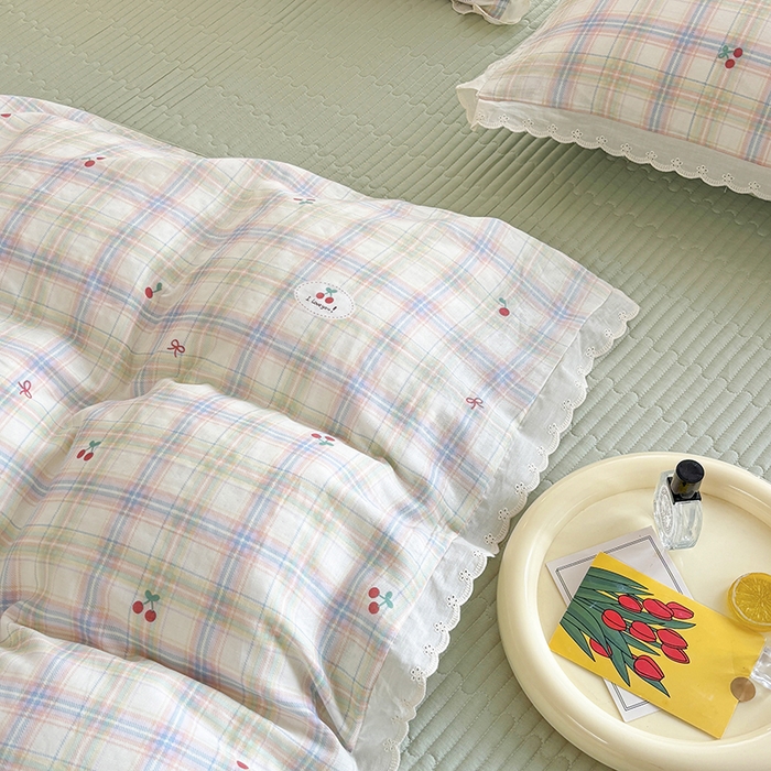 91家纺网 家纺一手货源 找家纺 金艾草2026新款床盖款A类纯棉双层纱花边四件套 樱桃格子