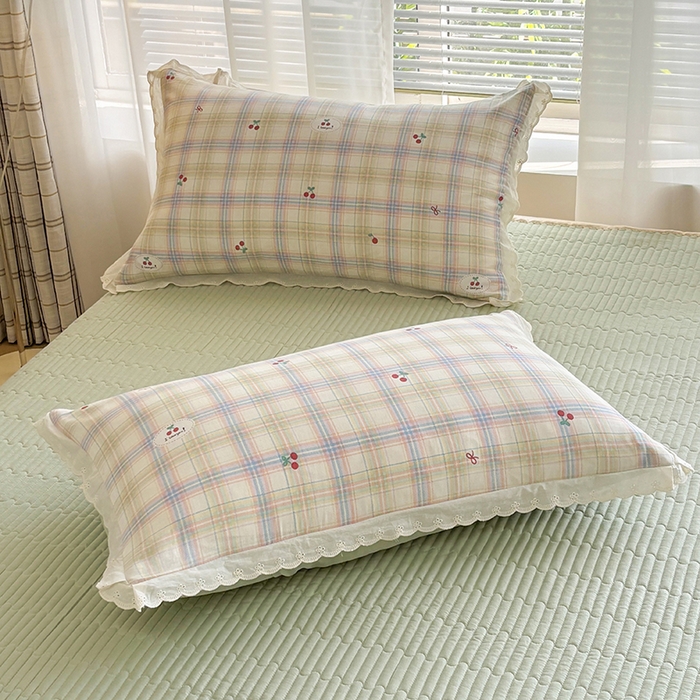 91家纺网 家纺一手货源 找家纺 金艾草2026新款床盖款A类纯棉双层纱花边四件套 樱桃格子