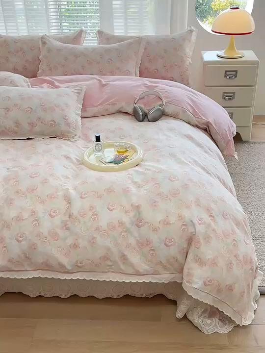 91家纺网 家纺一手货源 找家纺 金艾草2026新款床盖款A类纯棉双层纱花边四件套 清桃粉色