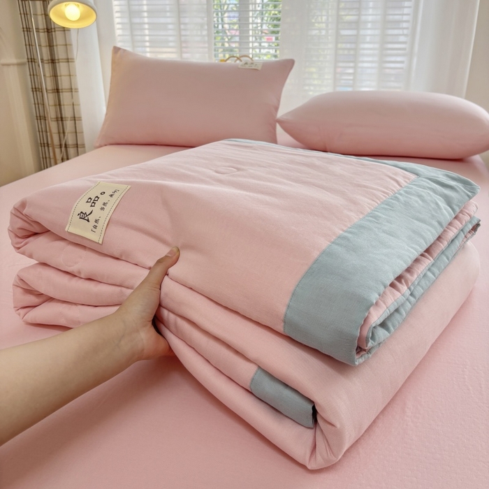 91家纺网 家纺一手货源 找家纺 金艾草2025新款纯色A类纯棉双层纱夏被四件套 粉色（手包边款）