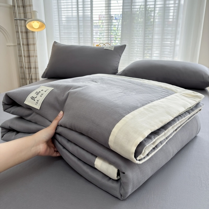 91家纺网 家纺一手货源 找家纺 金艾草2025新款纯色A类纯棉双层纱夏被四件套 灰色（手包边）