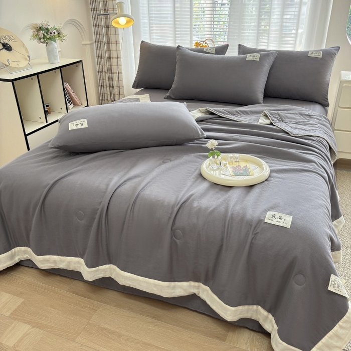 91家纺网 家纺一手货源 找家纺 金艾草2025新款纯色A类纯棉双层纱夏被四件套 灰色（手包边）