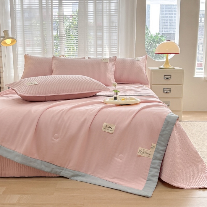 91家纺网 家纺一手货源 找家纺 金艾草2025款新款纯棉双层纱床盖三件套床盖夏被四件套 粉色（手包边款）