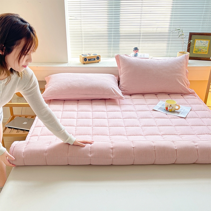 91家纺网 家纺一手货源 找家纺 丽诺床垫 2025新款亲肤舒适全棉纯棉色织棉花床褥床垫-少女粉 细条粉