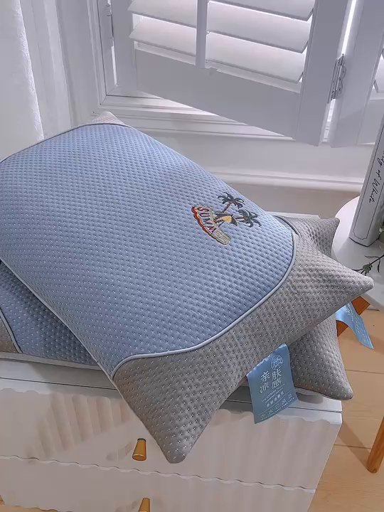 91家纺网 家纺一手货源 找家纺 织布人2025新款荞麦枕夏季凉感豆豆荞麦枕茶香枕颈椎枕透气午睡枕头枕芯 满天星凉感椰树-灰色35*55cm（茶香枕)