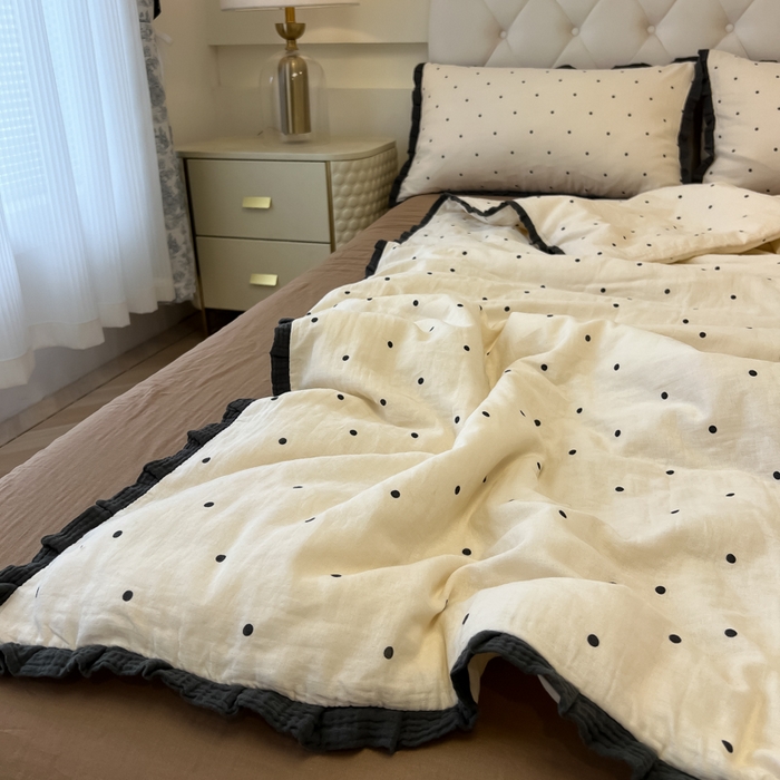 91家纺网 家纺一手货源 找家纺 盼季家纺 2025新款水洗棉大豆花边夏被四件套 皱皱纱花边夏被-白波点