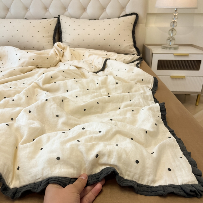91家纺网 家纺一手货源 找家纺 盼季家纺 2025新款水洗棉大豆花边夏被四件套 皱皱纱花边夏被-白波点