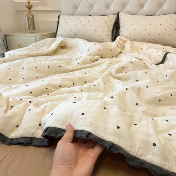 91家纺网 家纺一手货源 找家纺 盼季家纺 2025新款水洗棉大豆花边夏被四件套 皱皱纱花边夏被-白波点