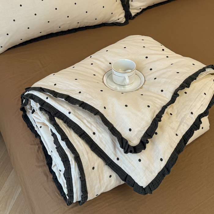 91家纺网 家纺一手货源 找家纺 盼季家纺 2025新款水洗棉大豆花边夏被四件套 皱皱纱花边夏被-白波点