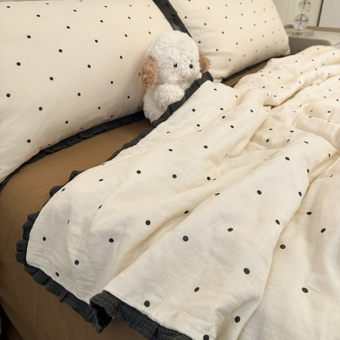 91家纺网 家纺一手货源 找家纺 盼季家纺 2025新款水洗棉大豆花边夏被四件套 皱皱纱花边夏被-白波点