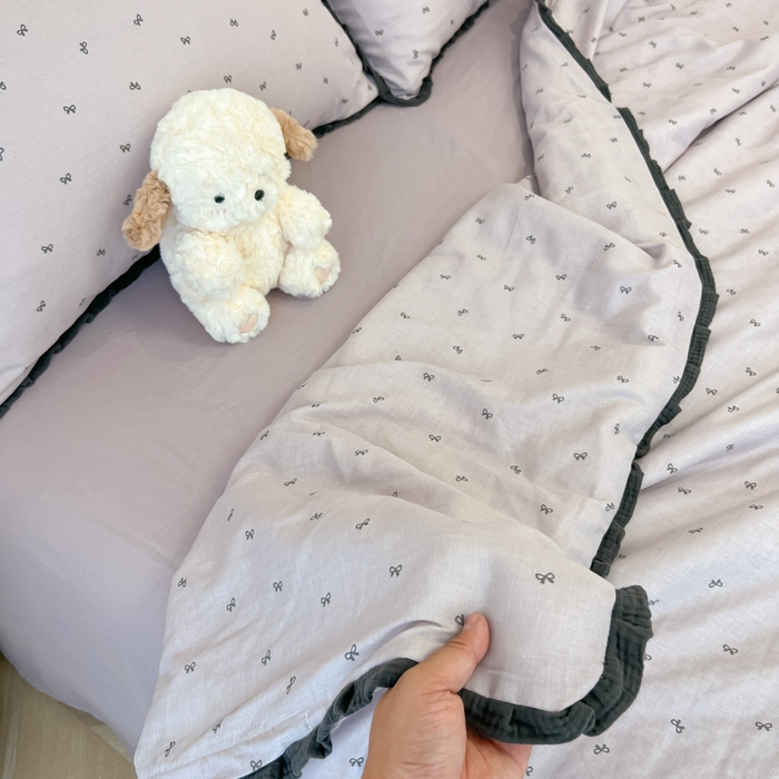 91家纺网 家纺一手货源 找家纺 盼季家纺 2025新款水洗棉大豆花边夏被四件套 皱皱纱花边夏被-蝴蝶结紫