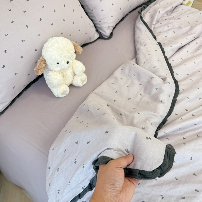 91家纺网 家纺一手货源 找家纺 盼季家纺 2025新款水洗棉大豆花边夏被四件套 皱皱纱花边夏被-蝴蝶结紫