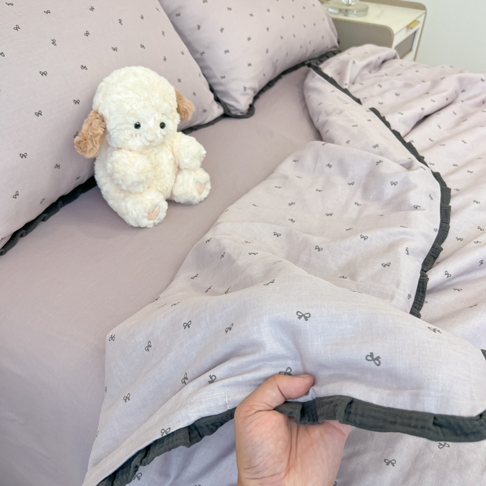 91家纺网 家纺一手货源 找家纺 盼季家纺 2025新款水洗棉大豆花边夏被四件套 皱皱纱花边夏被-蝴蝶结紫