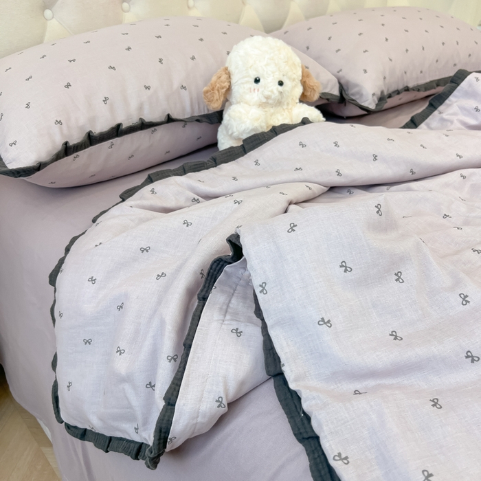 91家纺网 家纺一手货源 找家纺 盼季家纺 2025新款水洗棉大豆花边夏被四件套 皱皱纱花边夏被-蝴蝶结紫