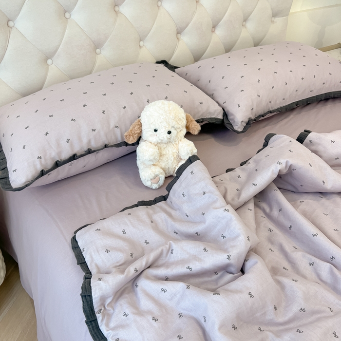 91家纺网 家纺一手货源 找家纺 盼季家纺 2025新款水洗棉大豆花边夏被四件套 皱皱纱花边夏被-蝴蝶结紫