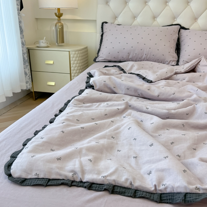 91家纺网 家纺一手货源 找家纺 盼季家纺 2025新款水洗棉大豆花边夏被四件套 皱皱纱花边夏被-蝴蝶结紫