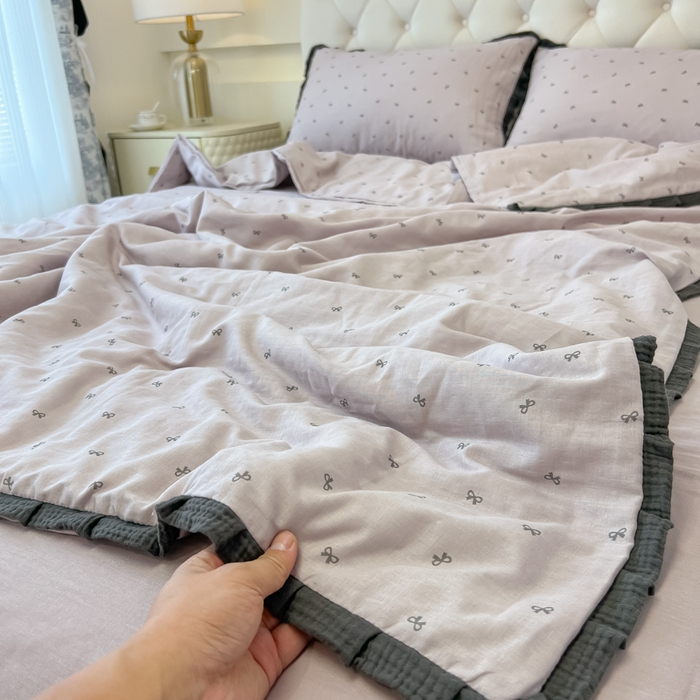 91家纺网 家纺一手货源 找家纺 盼季家纺 2025新款水洗棉大豆花边夏被四件套 皱皱纱花边夏被-蝴蝶结紫