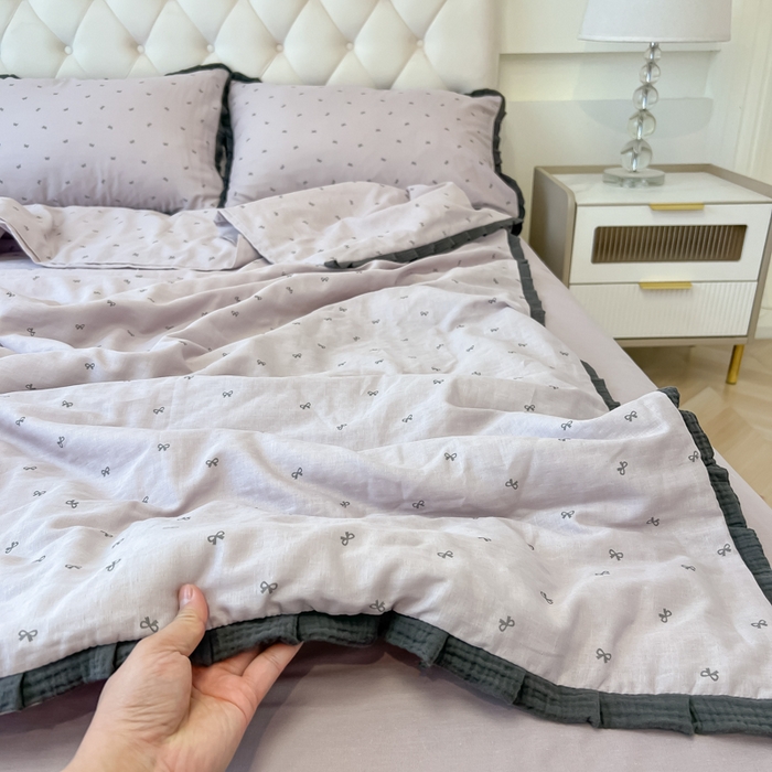 91家纺网 家纺一手货源 找家纺 盼季家纺 2025新款水洗棉大豆花边夏被四件套 皱皱纱花边夏被-蝴蝶结紫