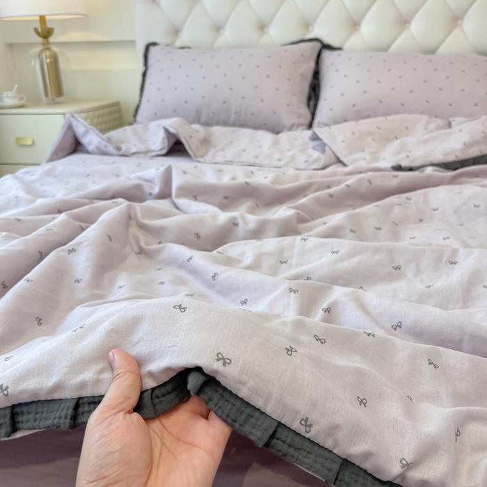 91家纺网 家纺一手货源 找家纺 盼季家纺 2025新款水洗棉大豆花边夏被四件套 皱皱纱花边夏被-蝴蝶结紫