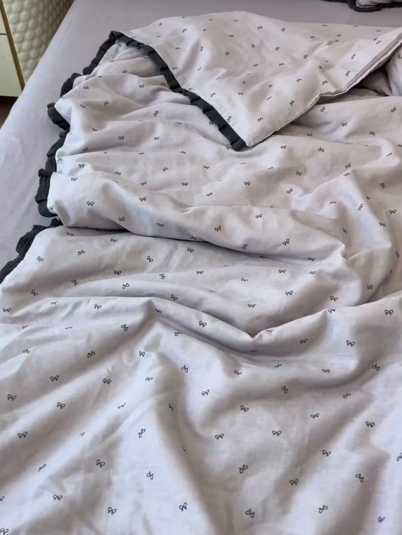 91家纺网 家纺一手货源 找家纺 盼季家纺 2025新款水洗棉大豆花边夏被四件套 皱皱纱花边夏被-蝴蝶结紫