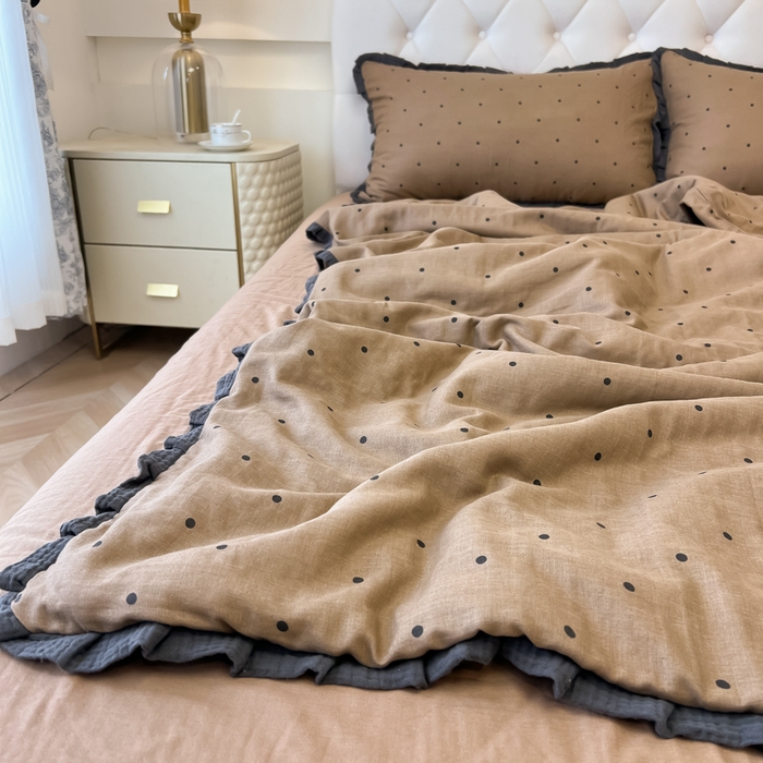 91家纺网 家纺一手货源 找家纺 盼季家纺 2025新款水洗棉大豆花边夏被四件套 皱皱纱花边夏被-咖波点