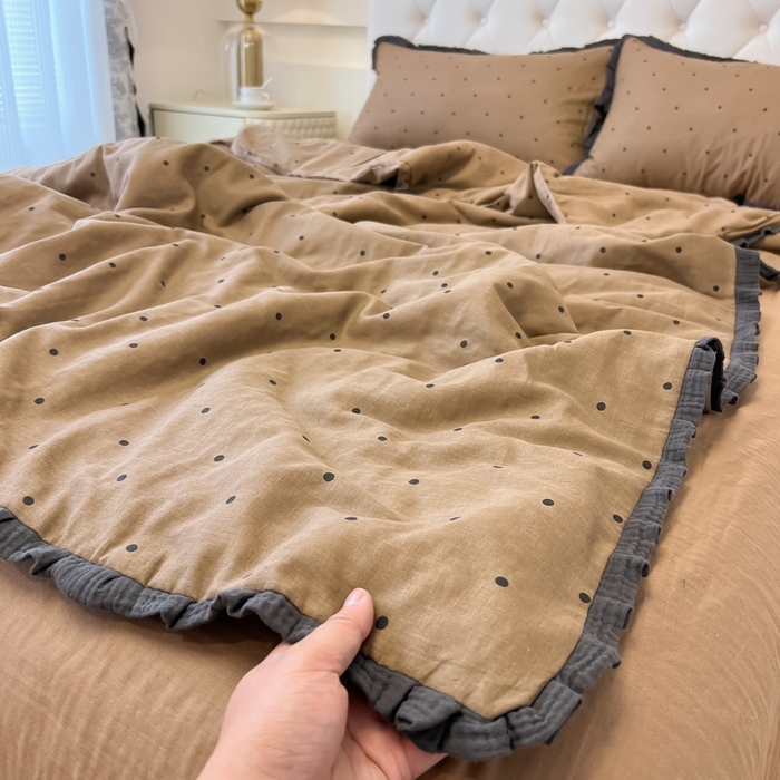 91家纺网 家纺一手货源 找家纺 盼季家纺 2025新款水洗棉大豆花边夏被四件套 皱皱纱花边夏被-咖波点