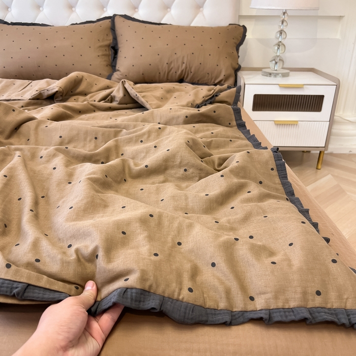 91家纺网 家纺一手货源 找家纺 盼季家纺 2025新款水洗棉大豆花边夏被四件套 皱皱纱花边夏被-咖波点